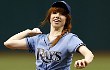 Malunya Carly Rae Jepsen Lempar Bola Bisbol Kena Fotografer