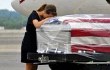 Foto Lea Michele Tangisi Peti Mati Cory Monteith Ternyata Hoax