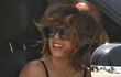 Begini Kalau Lady GaGa Pakai Wig Rambut Keriting