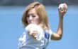 Inilah Aksi Sunny SNSD Lempar Bola Pertama di Pertandingan Bisbol LA