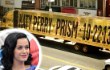 Katy Perry Gunakan Truk Emas untuk Umumkan Album Barunya