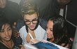 Justin Bieber Bersikap Ramah dan Rangkul Fans yang Beruntung