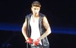 Justin Bieber Masukkan Handphone Fans ke Celana Saat Konser