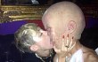 Miley Cyrus Cium Pria Berkostum Bayi Raksasa