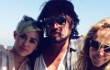Miley Cyrus Bahagia Liburan Bareng Setelah Ortu Rujuk