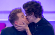 Bantah Gosip Biseksual, Harry 1D Malah Mencium Cowok
