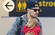 Manisnya Liam 1D Gendong Bayi di Bandara
