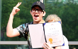 Cerianya Heechul SuJu Pamer Piagam Saat Keluar Wamil