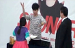 Kocaknya Seungri Heboh Sambut Fans Datang Pakai Hanbok
