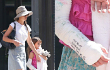 Ini Dia Kemunculan Pertama Suri Cruise Setelah Patah Tulang