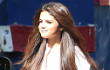 Selena Gomez Tetap Cantik dengan Celana Kedodoran