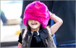 Suri Cruise Curi Perhatian Lagi dengan Topi Pink Berbulu