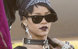 Uniknya Rihanna Pakai 'Kalung Anjing' Jadi Hiasan Leher