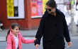 Suri Cruise Tak Kapok Main Scooter dengan Tangan Patah
