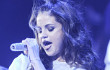 Terpeleset, Selena Gomez Jatuh di Atas Panggung Saat Konser