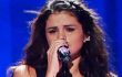 Selena Gomez Nangis Saat Nyanyikan 'Love Will Remember' di Atas Panggung