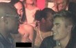 Pesta Liar, Justin Bieber Berani Mesum Bareng Wanita Topless