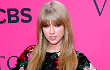 Taylor Swift Pamer Kaki di Pink Carpet Victoria's Secret Fashion Show