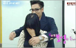 T.O.P Big Bang Bagi-Bagi Pelukan untuk Fans di Acara TV