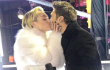 Diisukan Biseksual, Miley Cyrus Cium Ryan Seacrest