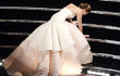 Ini Dia Penyebab Jennifer Lawrence Jatuh Saat Terima Oscar