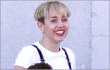 Miley Cyrus Tampil dengan Model Rambut Baru Ala Mangkok