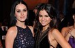 Selena Gomez Akui Sering Curhat Asmara ke Katy Perry