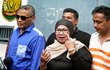 Dewi Persik Bersimpuh Meminta Maaf di Hadapan Ibundanya