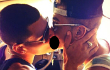Foto Mirip Justin Bieber Cium Cowok Beredar