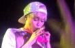 Miley Cyrus Masukkan Celana Dalam Fans ke Mulut di Konser 'Bangerz'