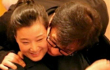 Heboh Jackie Chan Peluk dan Tempel Pipi dengan Penyanyi Wanita