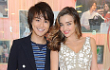 Miranda Kerr Sumringah Pose Bareng Member Boyband Jepang EXILE